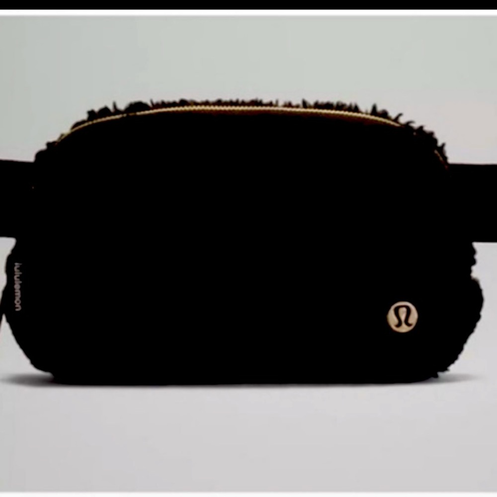 Lululemon everywhere belt bag in black fleece